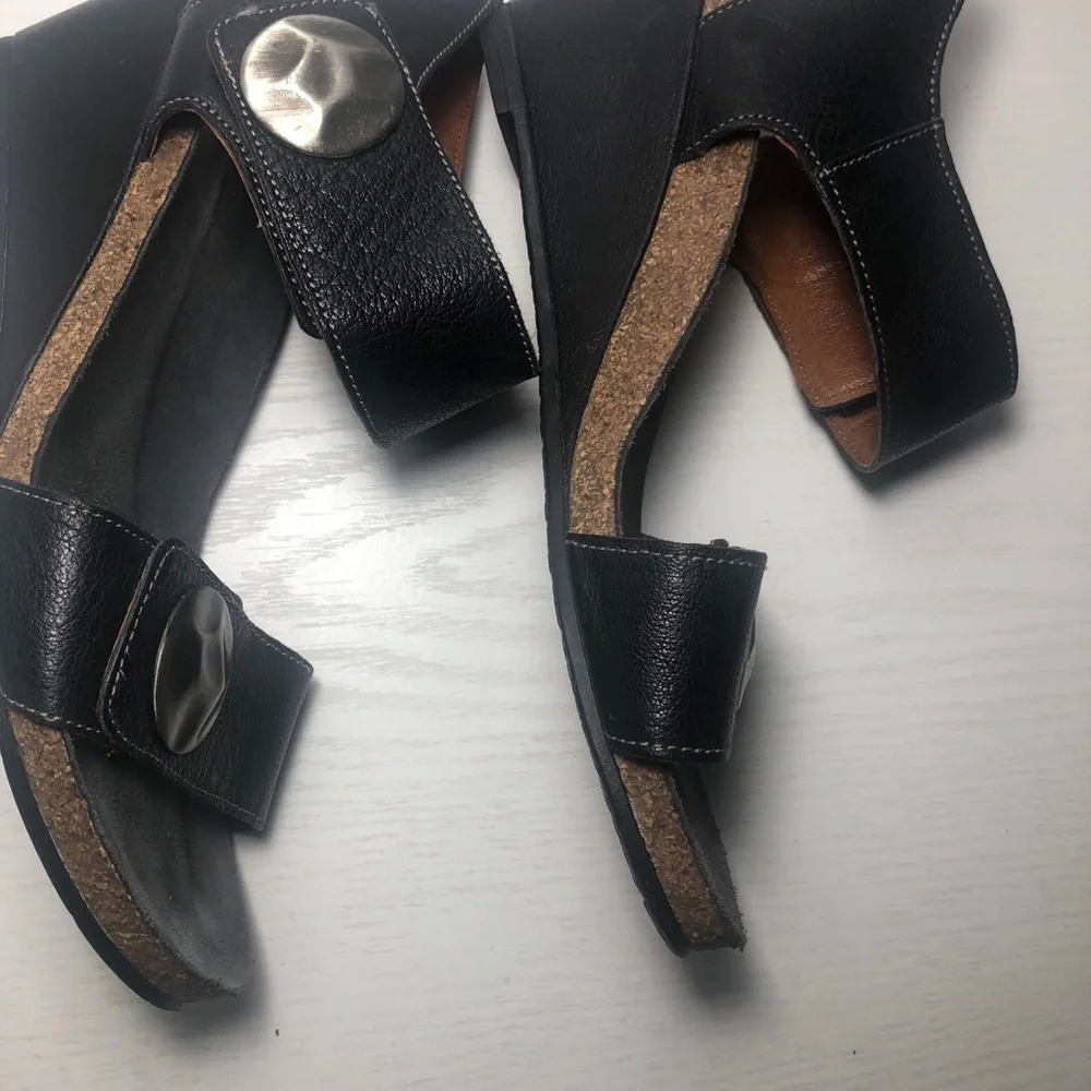 Taos Carousel 2 Button Wedge Leather Sandals shoes  Womens US 8/8.5